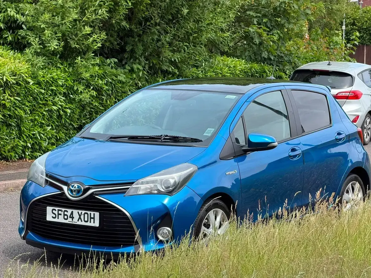 Used Toyota Yaris 101 HP (74 kW) 2014 Blue Hatchback