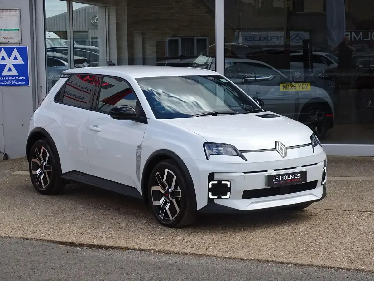 Used Renault 5 E-Tech Komfort 58 kW (79 HP) 2025 White Hatchback