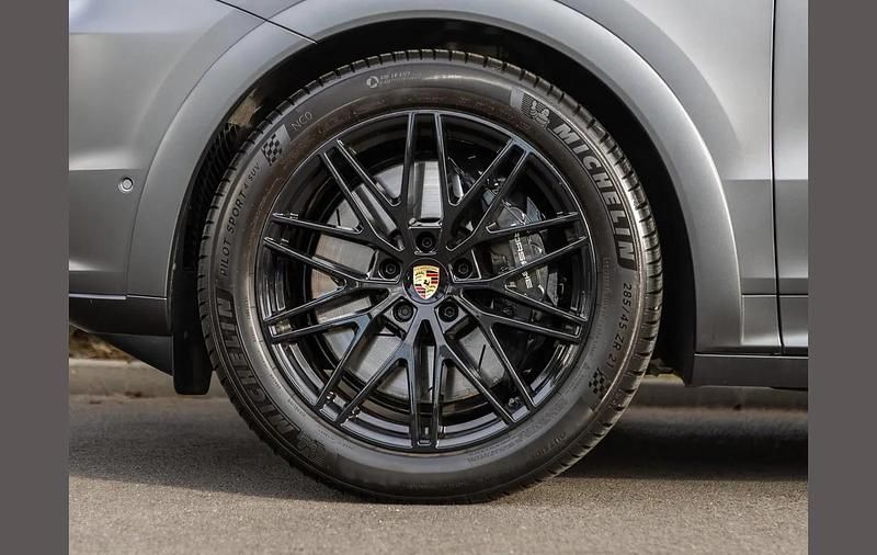 New Porsche Cayenne Turbo E-Hybrid 729 HP (536 kW) 2025 Grey SUV