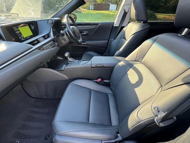 Used Lexus ES300H 2019 White Sedan