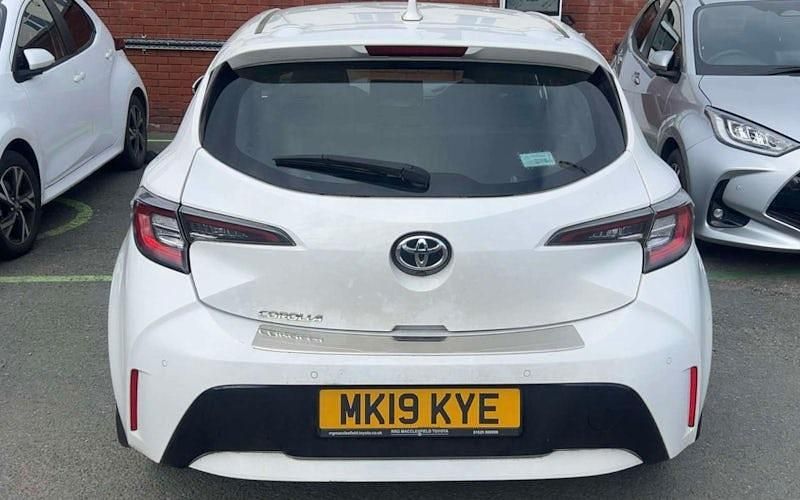 Used Toyota Corolla 116 HP (85 kW) 2019 White Hatchback