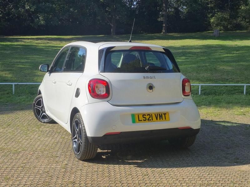 Used Smart ForFour Electric Drive Premium 60 kW (82 HP) 2021 White Hatchback