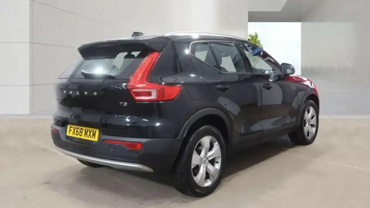Used Volvo XC40 Momentum 156 HP (114 kW) 2018 Black SUV