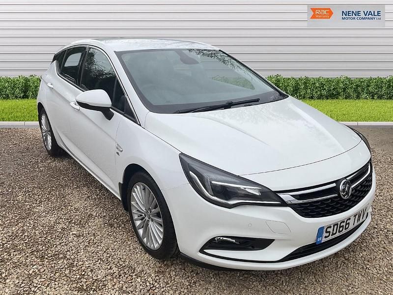 Second-hand Vauxhall Astra Elite 200 CP (147 kW) 2016 Alb Hatchback