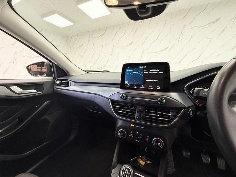 Używany Ford Focus Active 125 KM (91 kW) 2019 Srebrny Hatchback