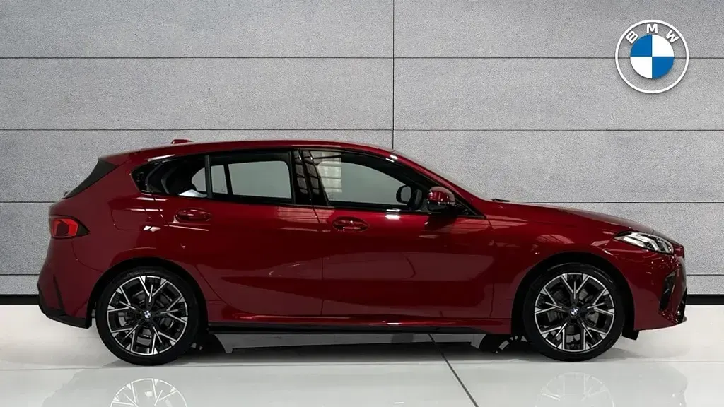 Begagnad BMW 120 M Sport 2025 Röd Halvkombi