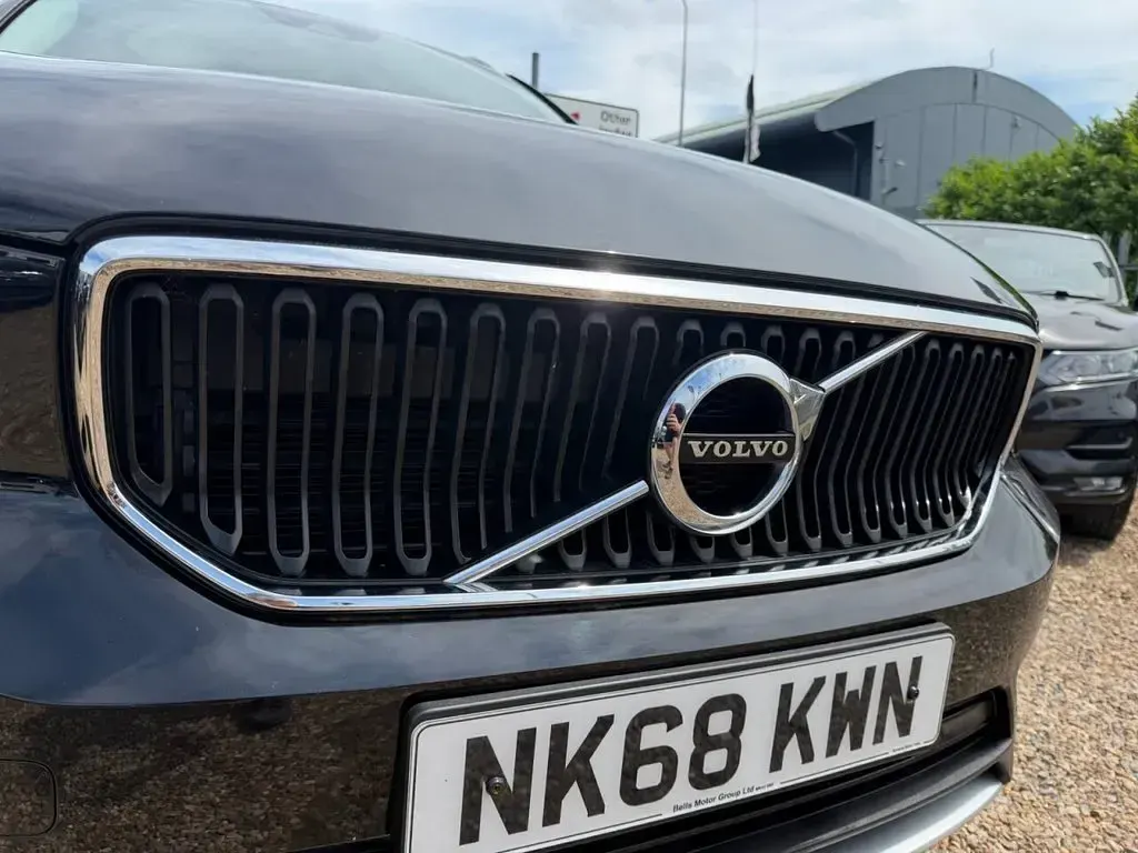 Used Volvo XC40 Momentum 156 HP (114 kW) 2018 Black SUV