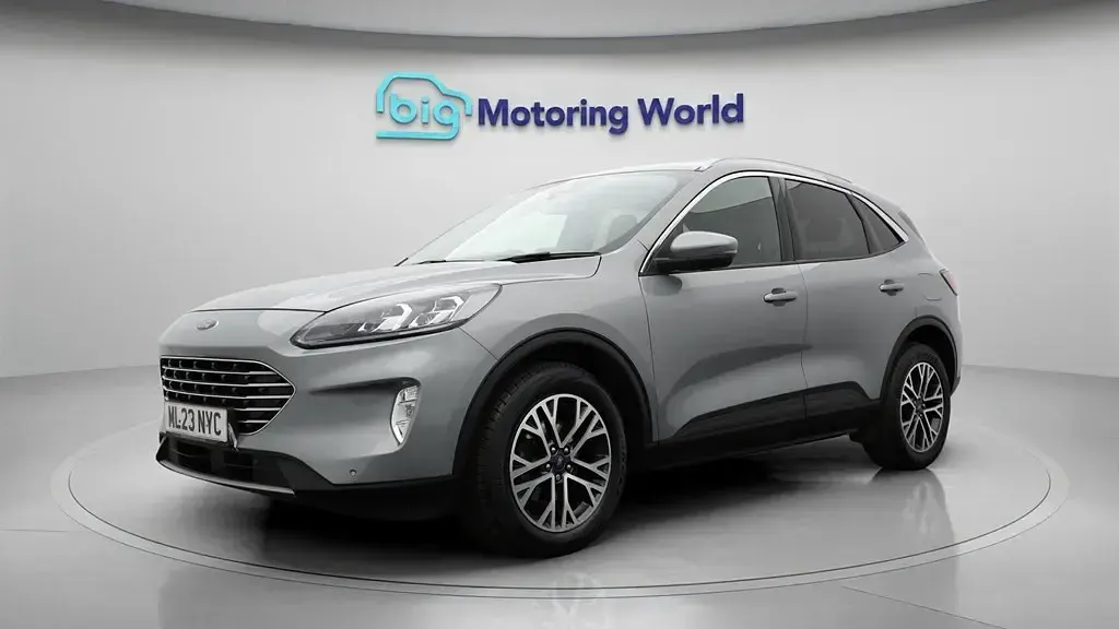 Usado Ford Kuga Titanium 150 HP (110 kW) 2023 Prateado SUV