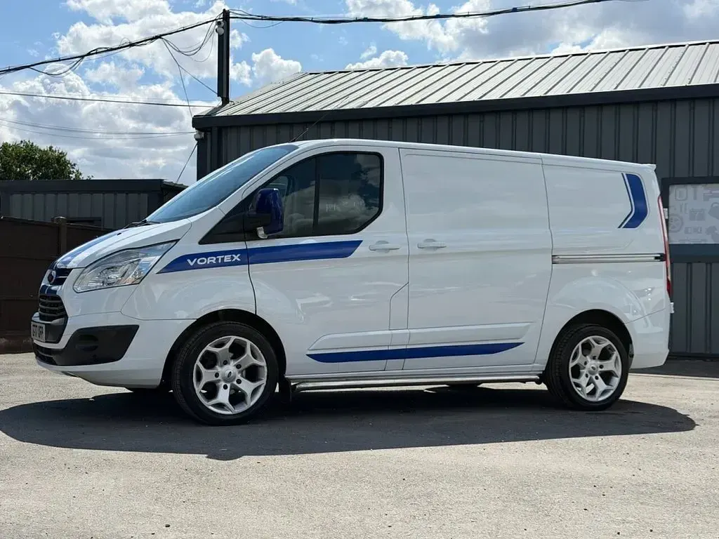 Used Ford Transit Custom Limited 128 HP (94 kW) 2017 White Van