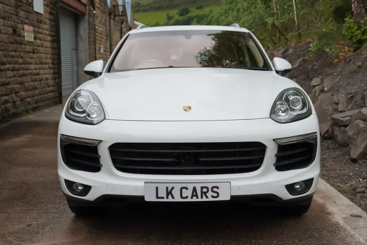 Used Porsche Cayenne 385 HP (283 kW) 2016 White SUV