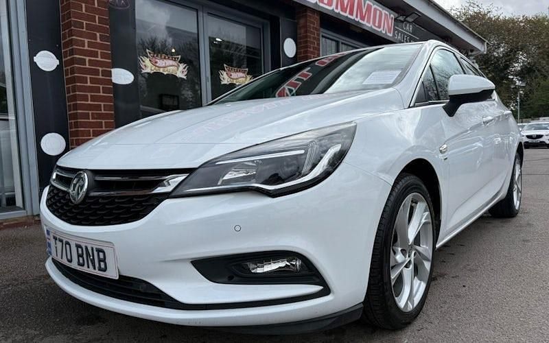 Used Vauxhall Astra SRi 150 HP (110 kW) 2018 White Hatchback