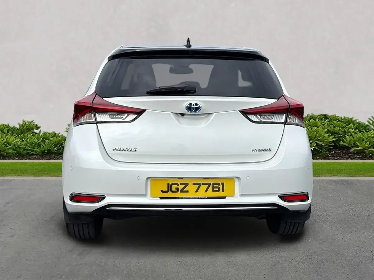 Used Toyota Auris Hybrid Design 136 HP (100 kW) 2018 White Hatchback