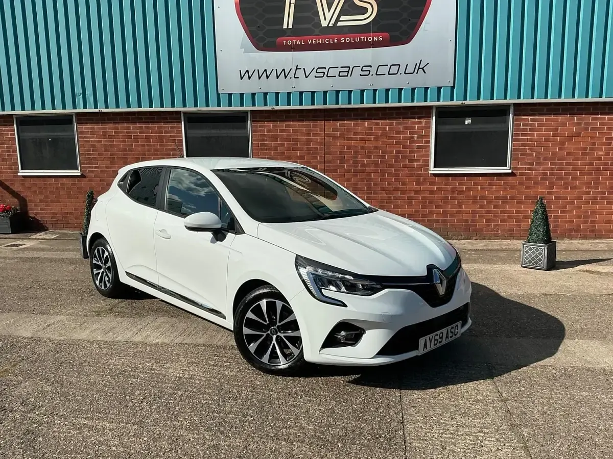 Used Renault Clio Iconic 100 HP (73 kW) 2019 White Hatchback