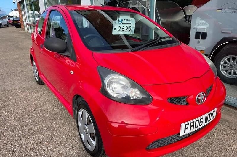 Used Toyota Aygo 67 HP (49 kW) 2006 Red Hatchback