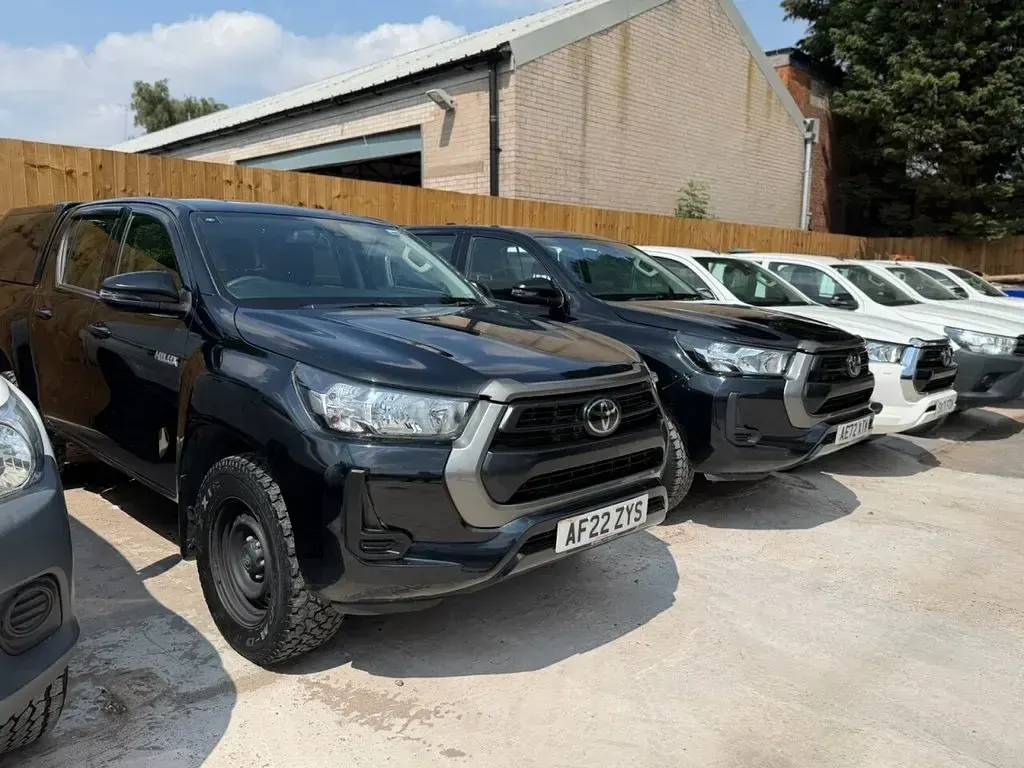 Used Toyota HiLux Active 150 HP (110 kW) 2022 Black Pickup