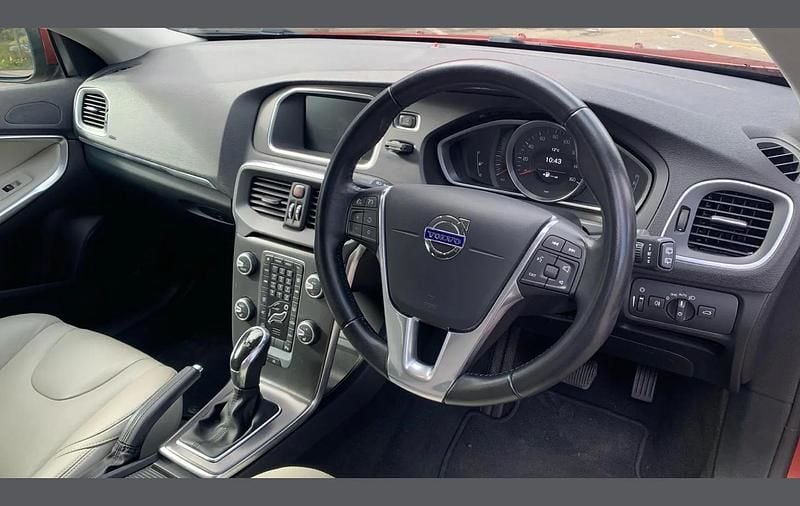 Used Volvo V40 SE Lux 152 HP (111 kW) 2016 Red Hatchback
