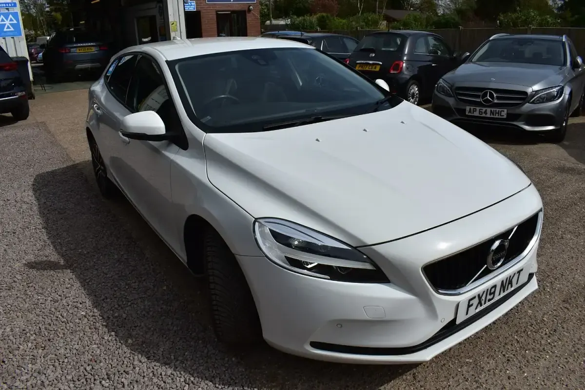 Used Volvo V40 R-Design 2019 White Hatchback