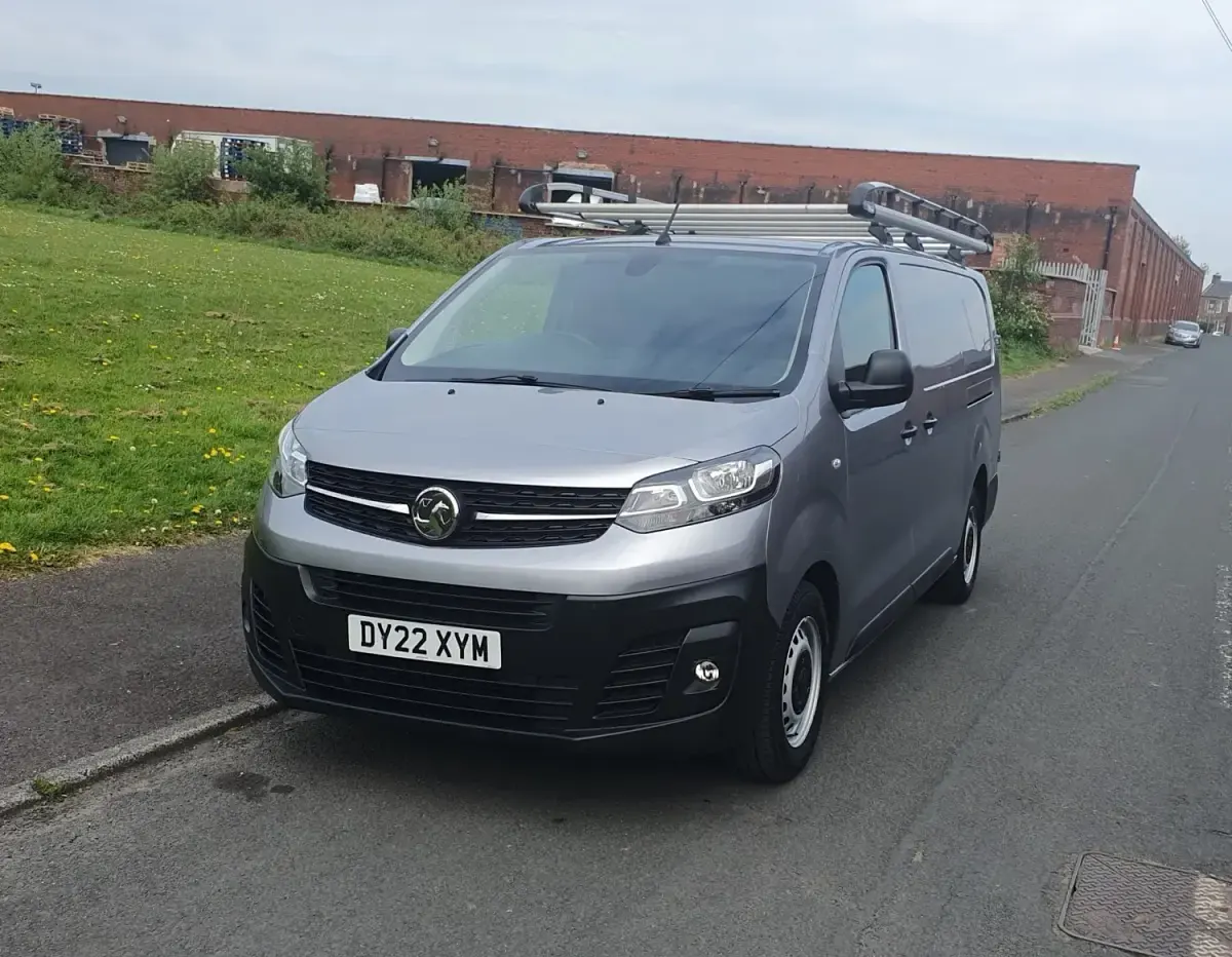 Używany Vauxhall Vivaro 145 KM (106 kW) 2022 Szary Minivan