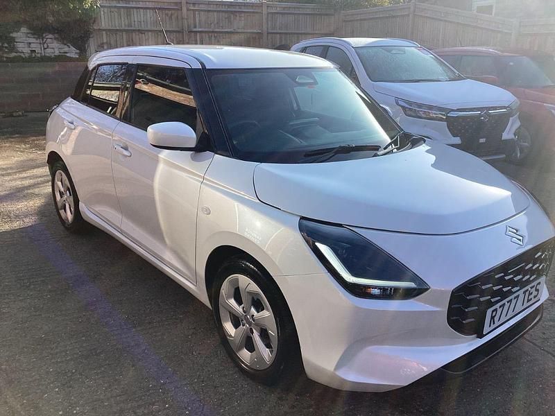 Used Suzuki Swift 2024 White Hatchback