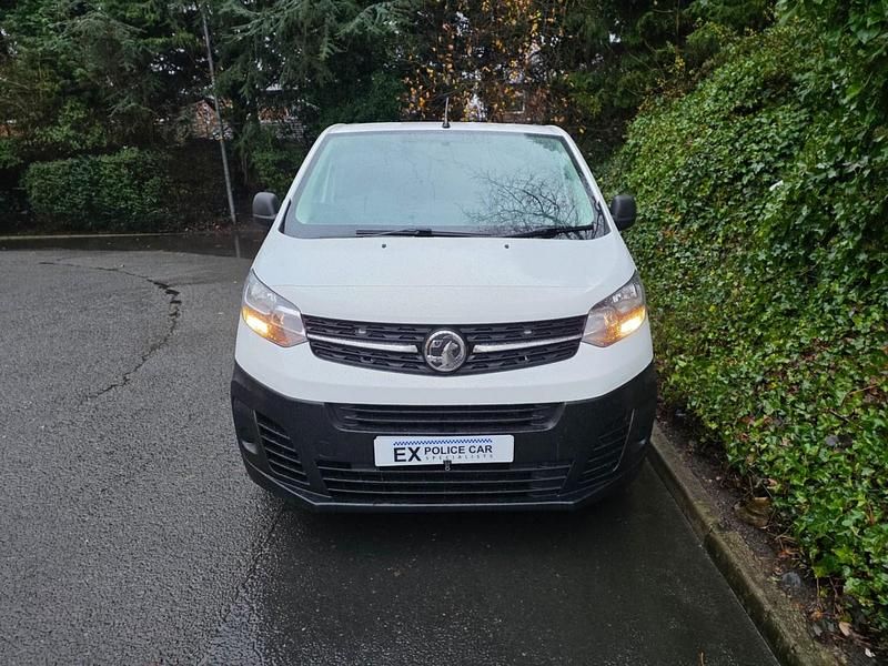 Second-hand Vauxhall Vivaro Edition 120 CP (88 kW) 2021 Alb Monovolum