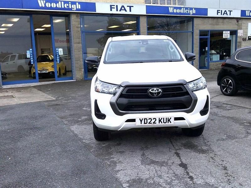 Used Toyota HiLux Active 150 HP (110 kW) 2022 White Pickup