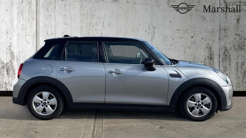 Usado Mini Cooper Classic 136 HP (100 kW) 2023 Prateado Citadino
