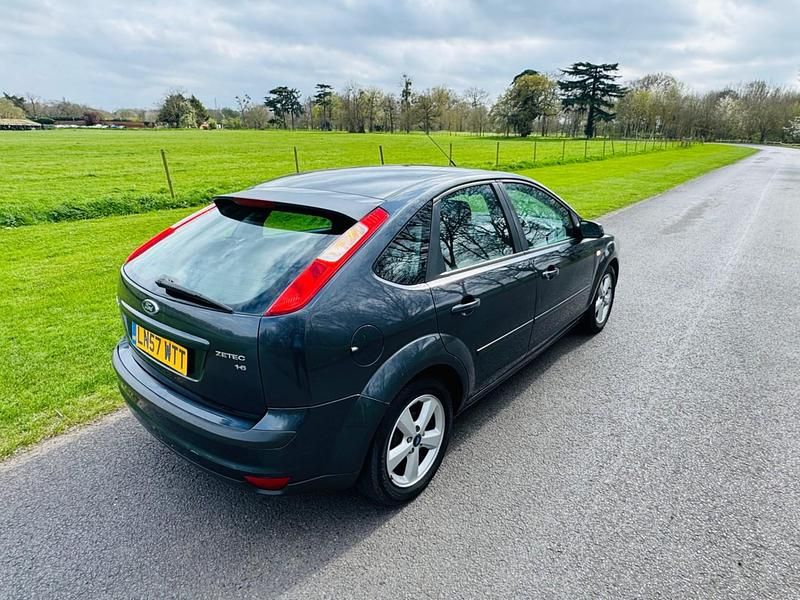 Begagnad Ford Focus Zetec 115 HK (84 kW) 2007 Grå Halvkombi