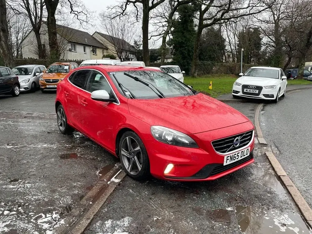 Usado Volvo V40 R-Design 120 CV (88 kW) 2015 Rojo Utilitario