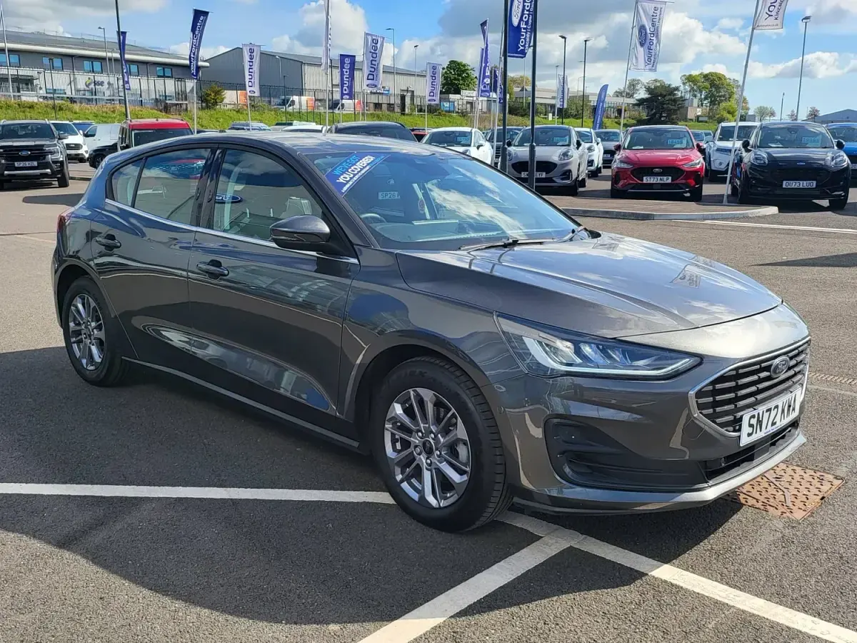 Begagnad Ford Focus Titanium 125 HK (91 kW) 2022 Grå Halvkombi