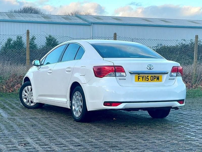 Used Toyota Avensis Active 122 HP (89 kW) 2015 White Sedan