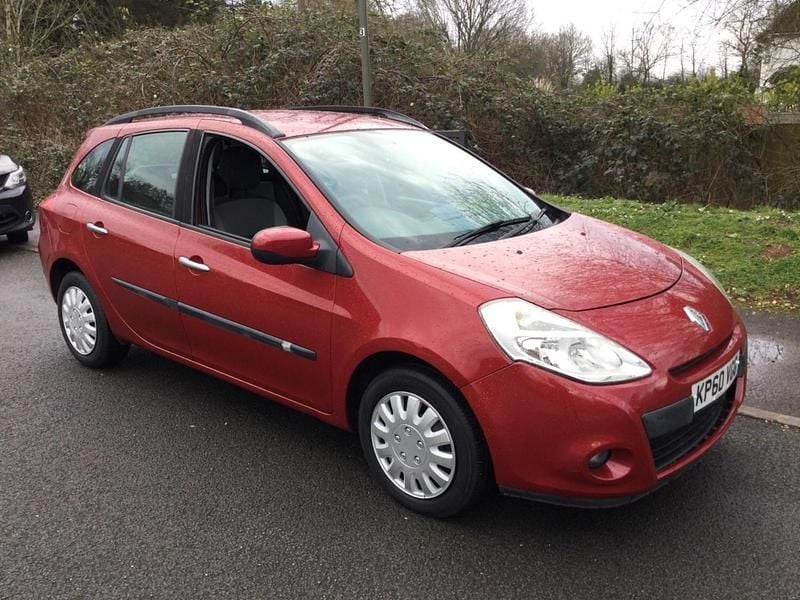Red Used 2011 Renault Clio GrandTour Expression Estate | £3,000 (Good price) - Image 1/4