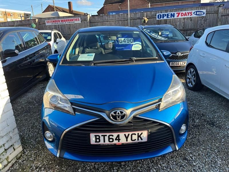 Used Toyota Yaris 99 HP (72 kW) 2014 Blue Hatchback