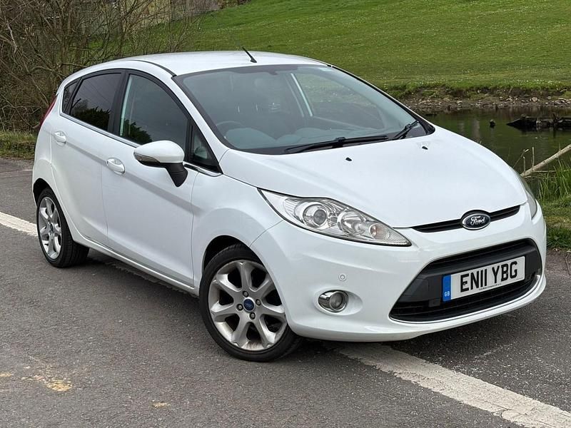 Used Ford Fiesta Zetec 2011 White Hatchback