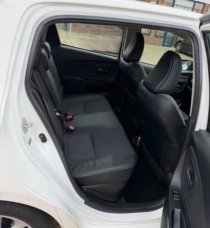 Used Toyota Yaris Hybrid 2014 White Hatchback