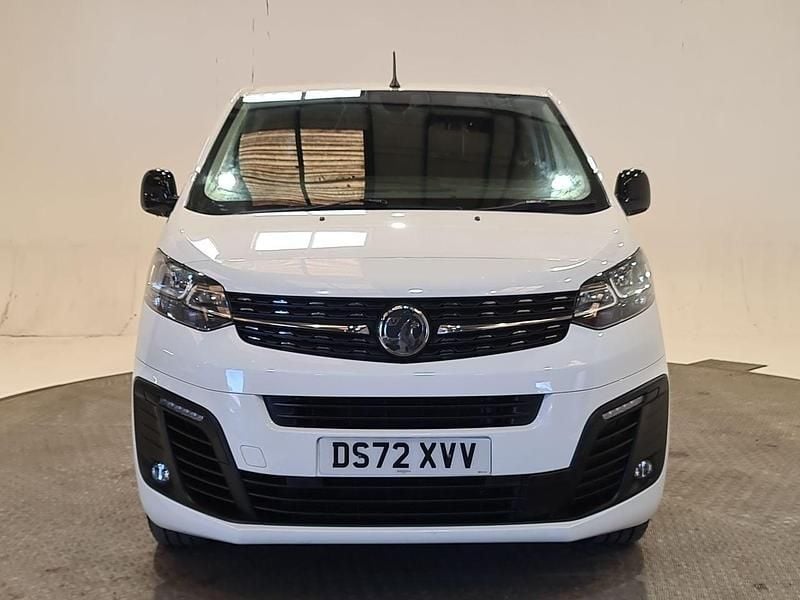 Second-hand Vauxhall Vivaro Sportive 100 CP (73 kW) 2023 Alb Monovolum