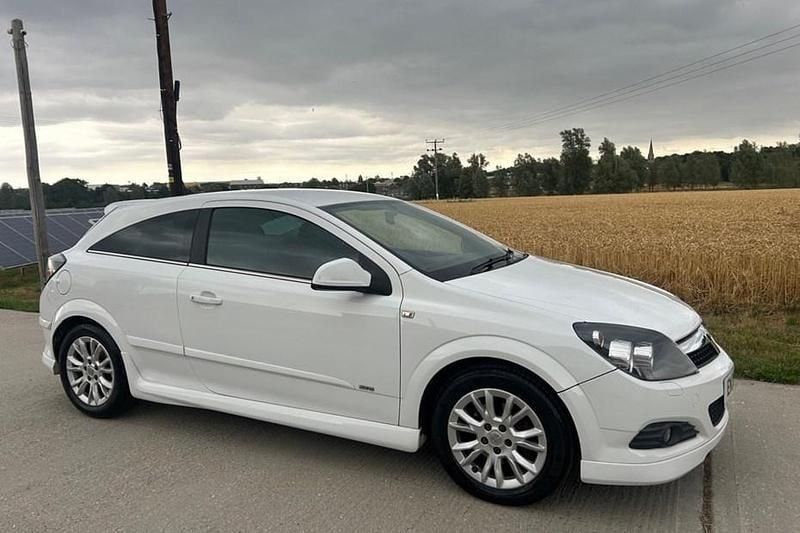 White Used 2010 Vauxhall Astra SRi Hatchback | £2,000 (Good price) - Image 1/1