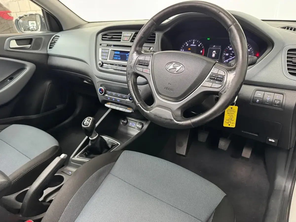 Used Hyundai i20 Premium SE 90 HP (66 kW) 2015 White Hatchback
