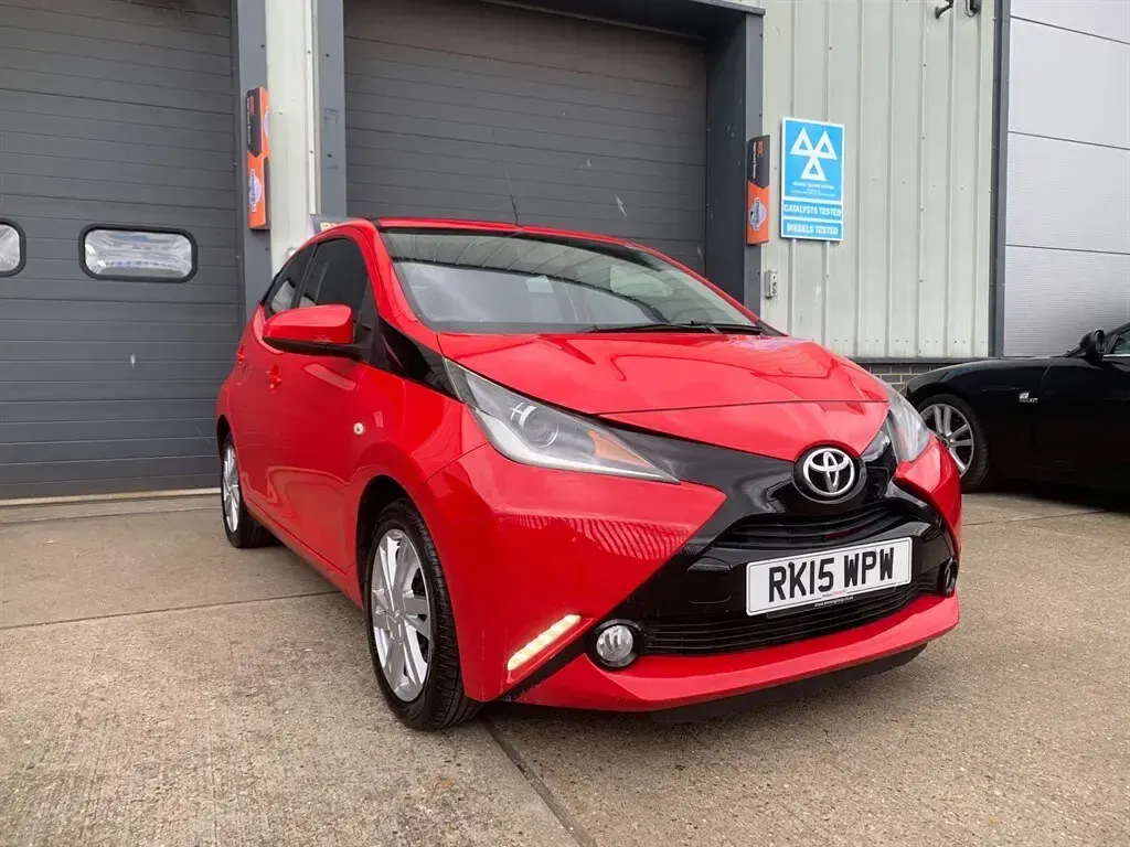 Used Toyota Aygo x-press 69 HP (50 kW) 2015 Red Hatchback