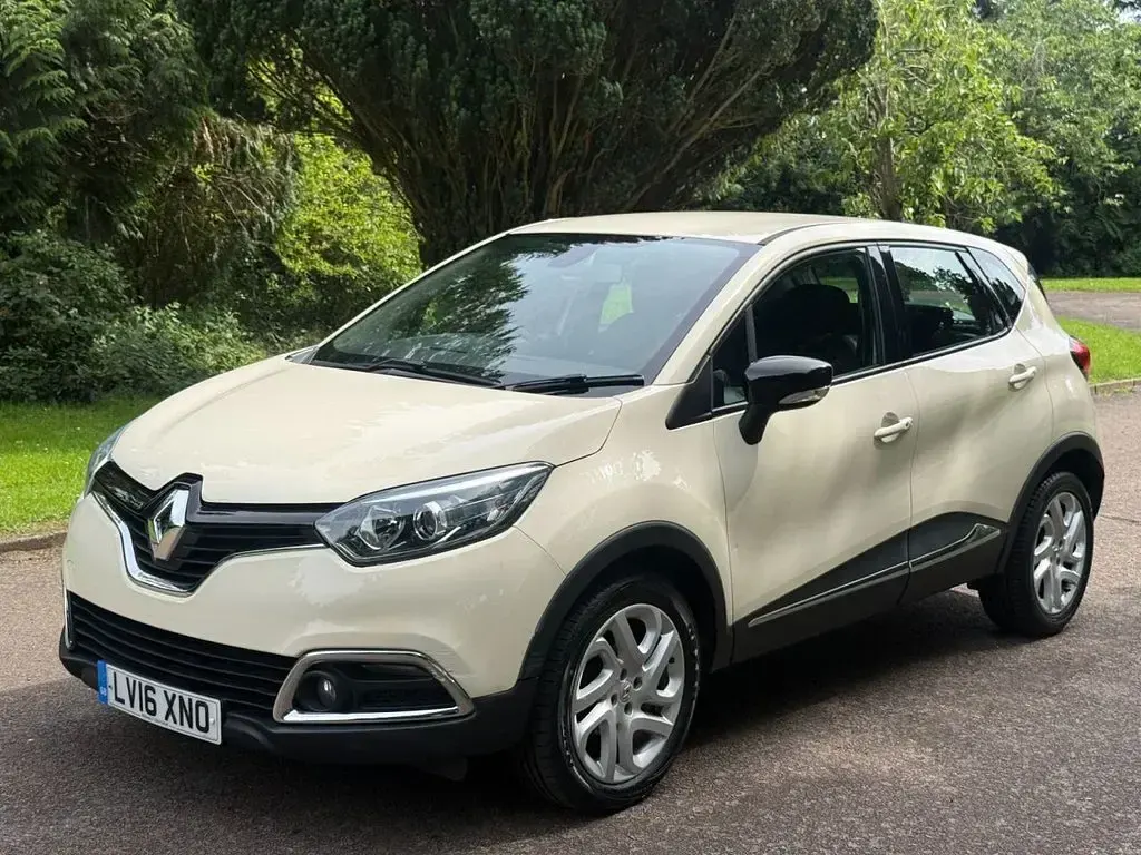 Used Renault Captur Dynamique 90 HP (66 kW) 2016 White SUV
