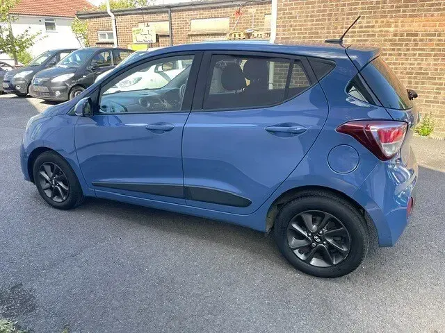 Used Hyundai i10 Premium 67 HP (49 kW) 2017 Blue Hatchback