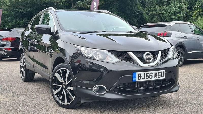 Black Used 2016 Nissan Qashqai Tekna SUV | £12,295 (Good price) - Image 1/4
