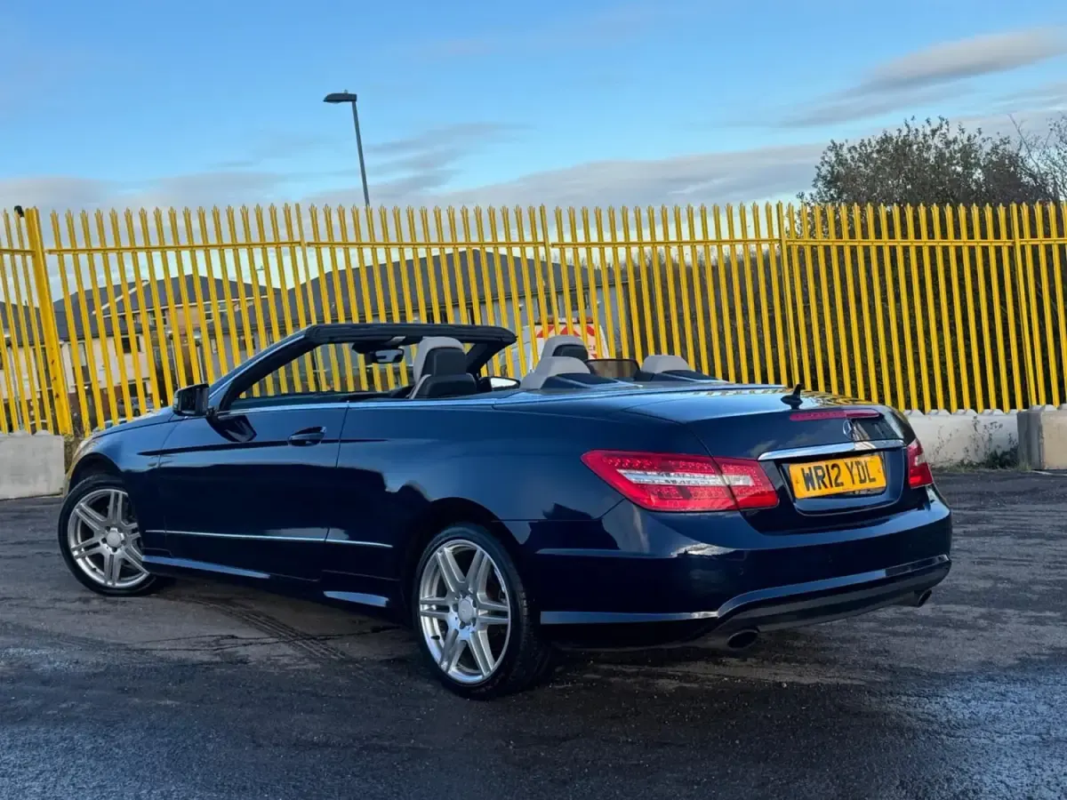 Usado Mercedes E350 265 HP (194 kW) 2012 Azul Cabrios