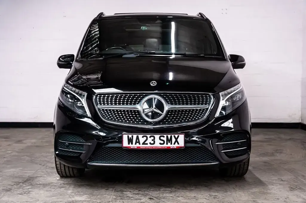 Usado Mercedes V220 AMG line 163 HP (119 kW) 2023 Preto Monovolume