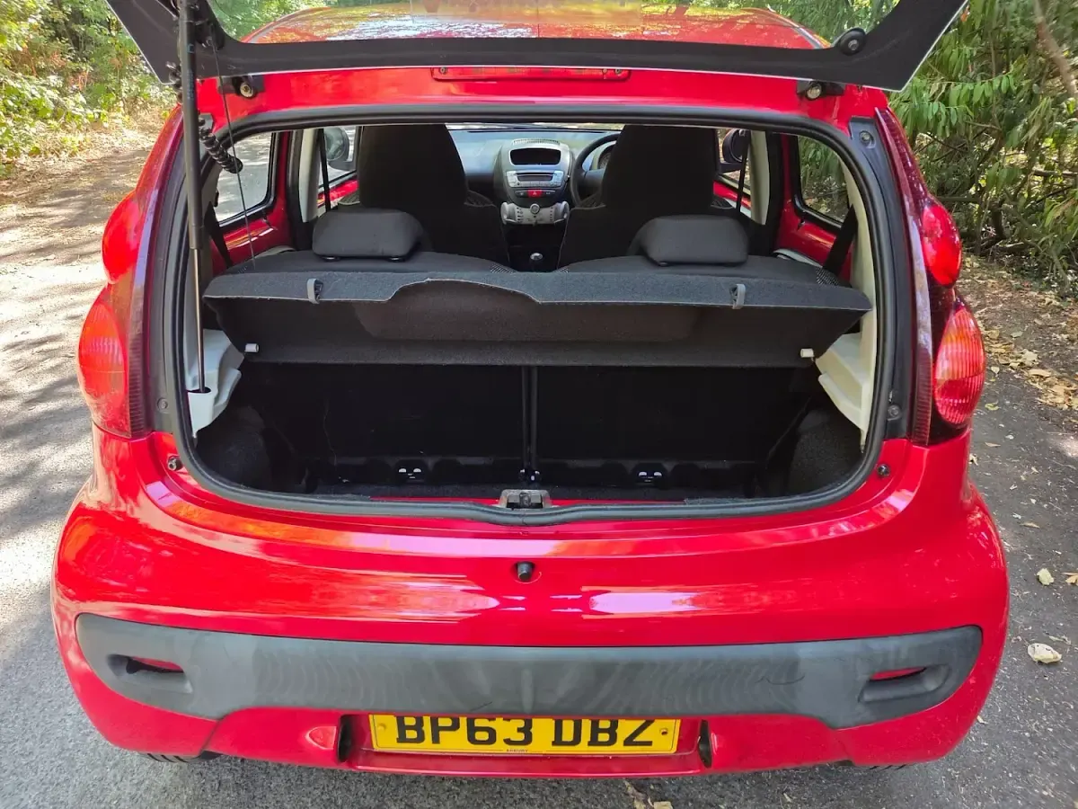 Used Peugeot 107 Active 68 HP (50 kW) 2014 Red Hatchback