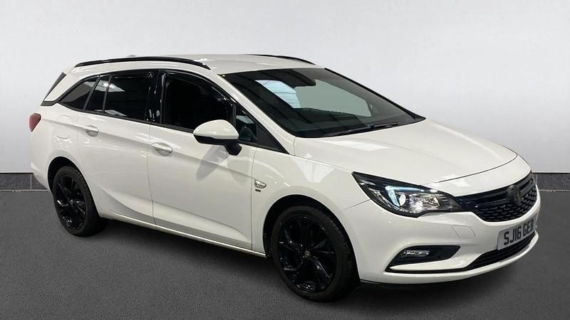 Used Vauxhall Astra SRi 150 HP (110 kW) 2016 White Estate