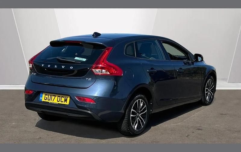 Used Volvo V40 Momentum 120 HP (88 kW) 2017 Blue Hatchback