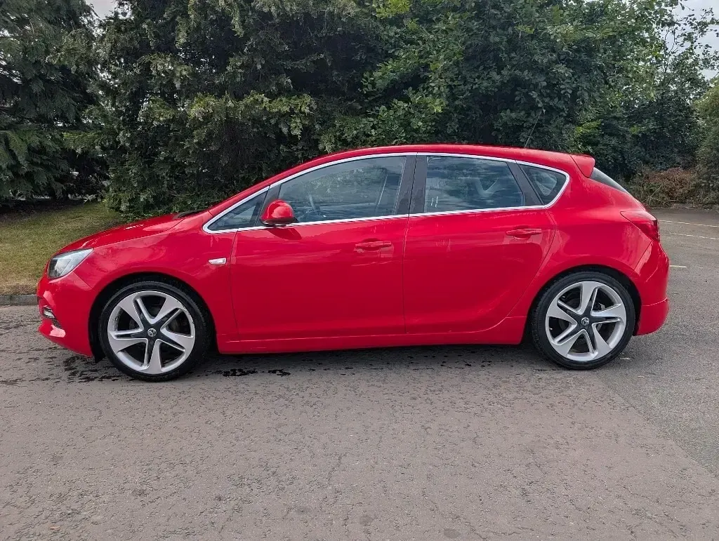 Used Vauxhall Astra Edition 115 HP (84 kW) 2015 Power red Hatchback