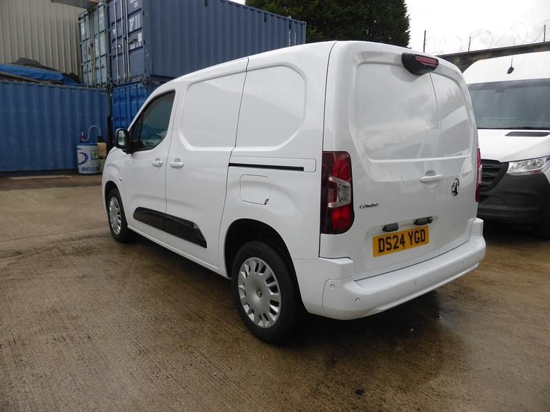 Used Vauxhall Combo 130 HP (95 kW) 2024 White MPV