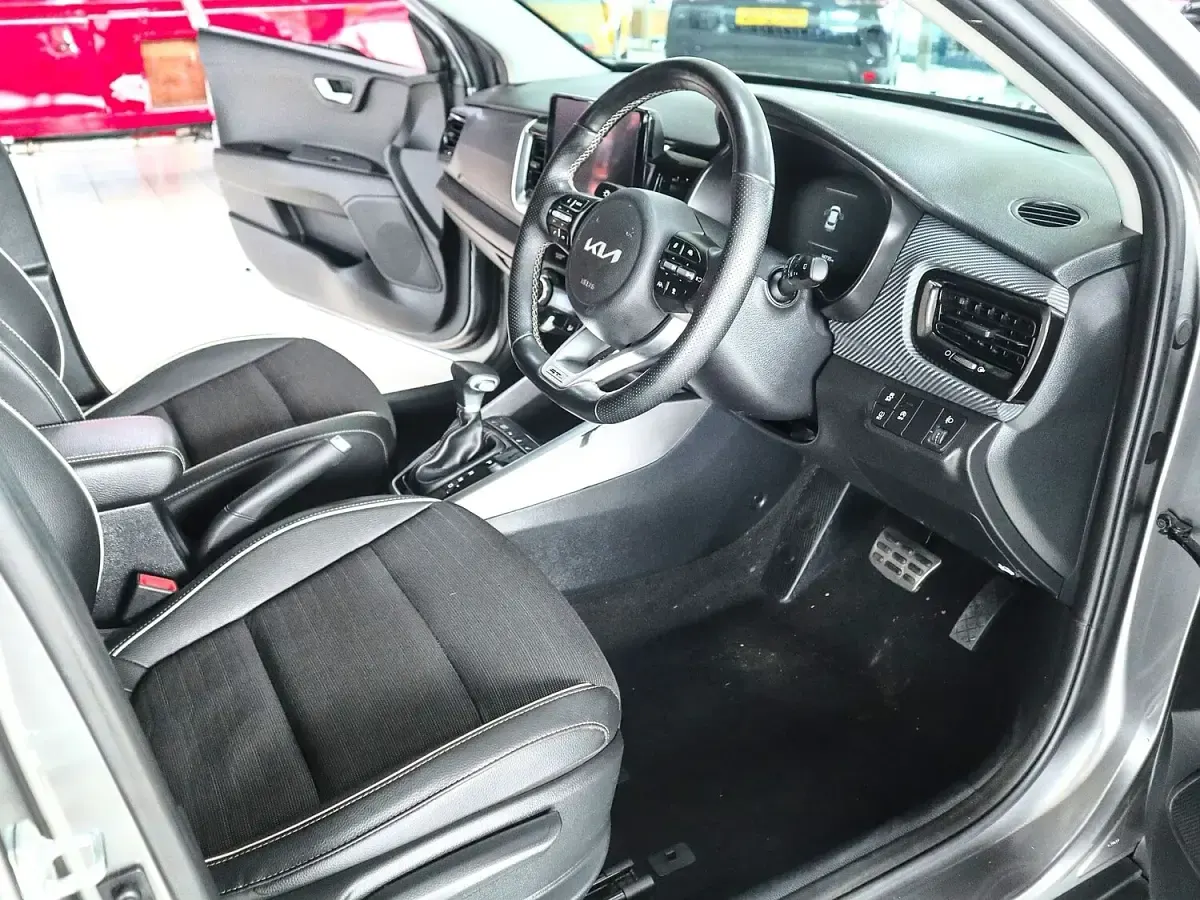 Usado Kia Stonic GT-Line S 2024 Gris SUV