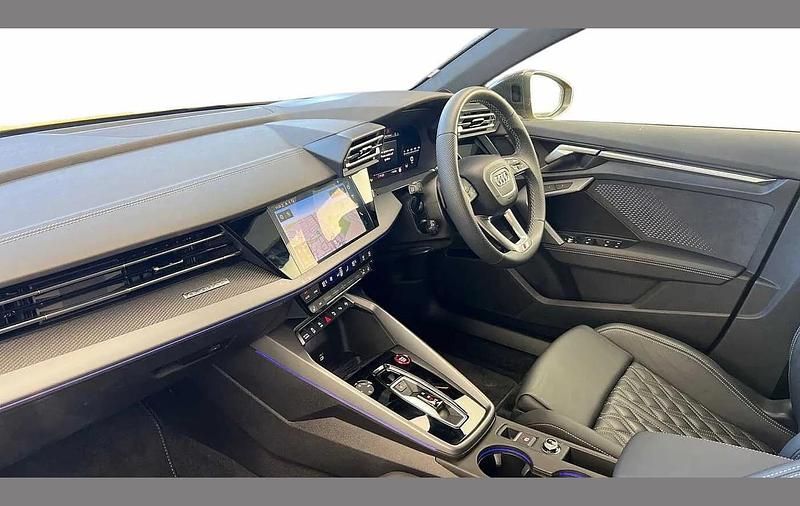Begagnad Audi S3 Sportback Design 328 HK (241 kW) 2024 Gul Halvkombi
